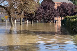 Lewin Brzeski nadal pod wodą