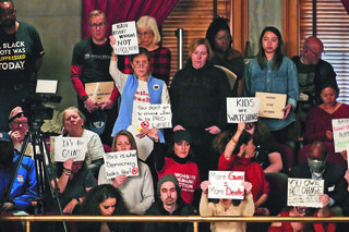Pozbawiają mandatów za protesty przeciwko broni