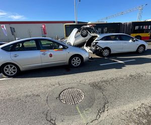 Dachowanie na Bemowie po zderzeniu trzech aut