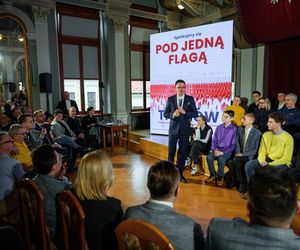 Szymon Hołownia podczas spotkania z mieszkańcami Tarnowa