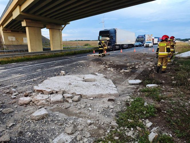  Wypadek na A2 pod Zgierzem. Kierujący tirem uderzył w wiadukt