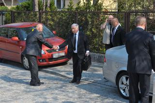 Co Jarosław Kaczyński nosi w teczce?