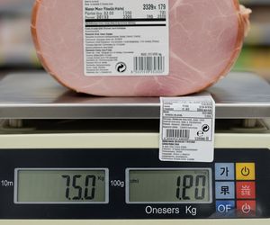 Waga szynki w Biedronce. Czy to standard, że klient płaci za powietrze?