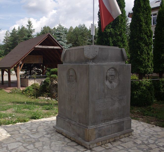 Ta wieś w Małopolsce przez ponad 100 lat była miastem. Średniowieczny zamek przekształcono tam w kościół