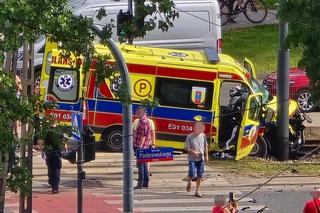 Łódź. Fatalny wypadek karetki! Kilka osób zabranych do szpitala [ZDJĘCIA]