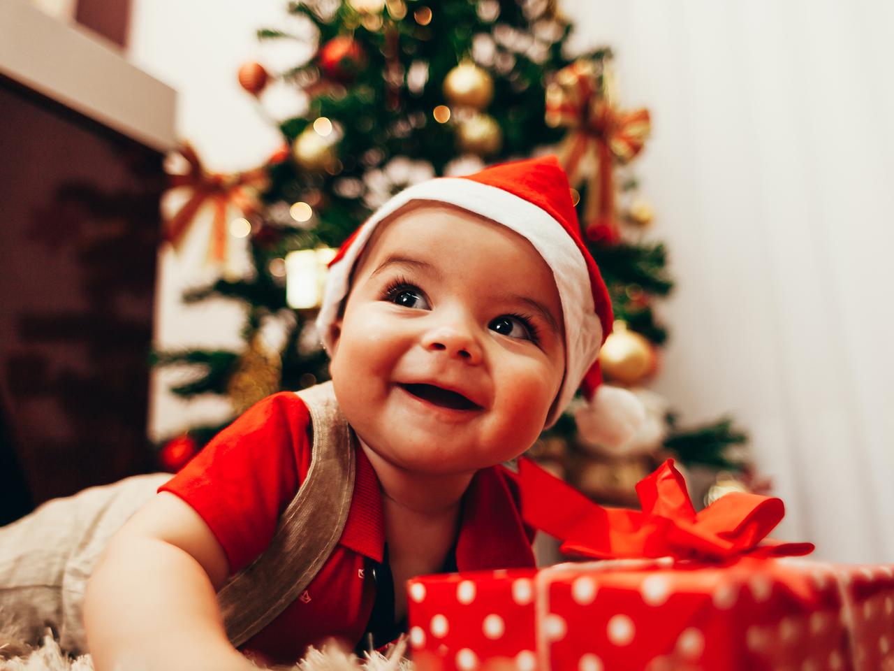 Prezenty pod choinkę dla niemowlaka: nasze podpowiedzi, które ułatwią ci zakupy świąteczne
