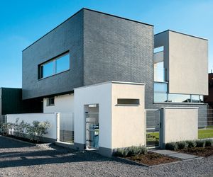 Dom jak czarno-biała układanka z klocków. Nowoczesny minimalizm na niedużej działce