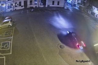 Brodnica: 19-latka z BMW uderzyła w budynek. Policja pokazała materiał z ulicy Mały Rynek