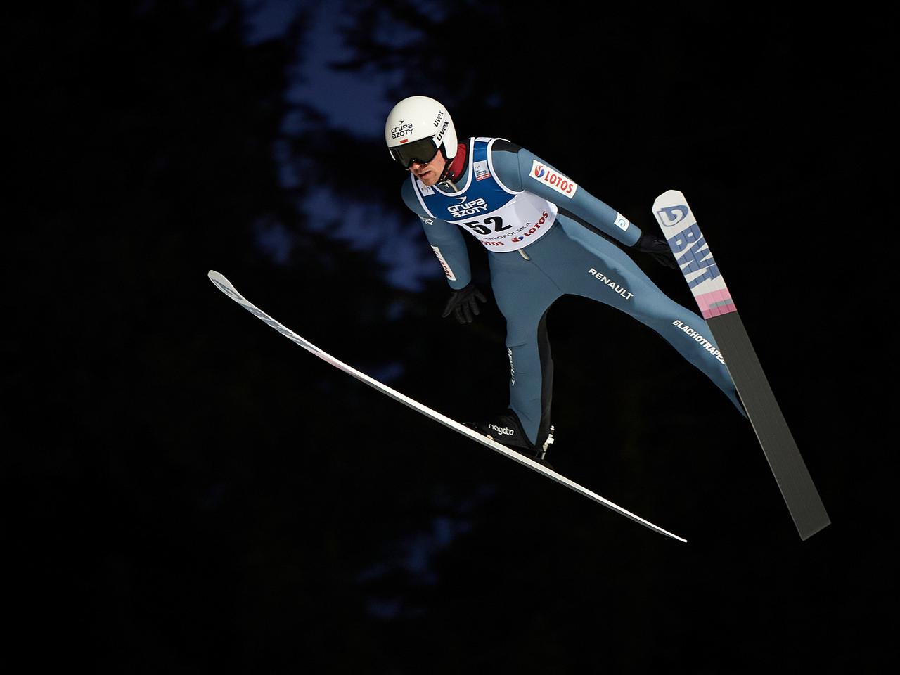 Piotr Żyła skoczył świetnie, Kamil Stoch zawiódł. Polacy bez problemu awansowali do konkursu