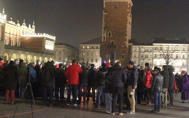 Podpalił się pod Pałacem Kultury i Nauki. Protestował przeciwko władzy. Mija sześć lat od samospalenia Piotra Szczęsnego