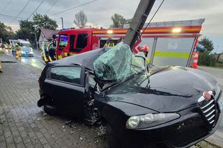 Groźny wypadek w Czechowicach-Dziedzicach. Auto rozbiło się o słup