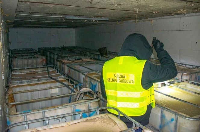 KAS zlikwidowała bimbrownię w gminie Mońki. 28-latek usłyszał zarzuty