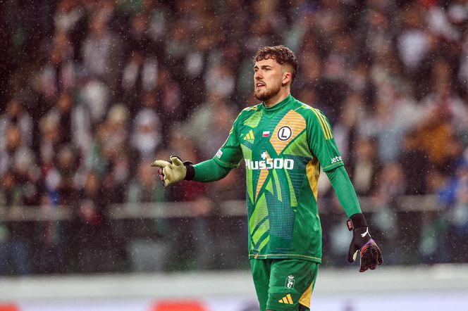 Kacper Tobiasz kopnięty w głowę na meczu Legia - Molde