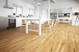 Jak zabezpieczyć podłogę drewnianą na lata? Olej, lakier, a może szczotkowanie?