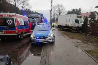 Ciężarówka uderzyła w ogrodzenie, mężczyzna nie przeżył