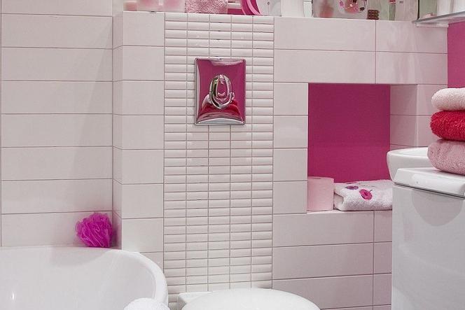 MAŁA ŁAZIENKA w bloku: świetny projekt łazienki w kolorze różowym