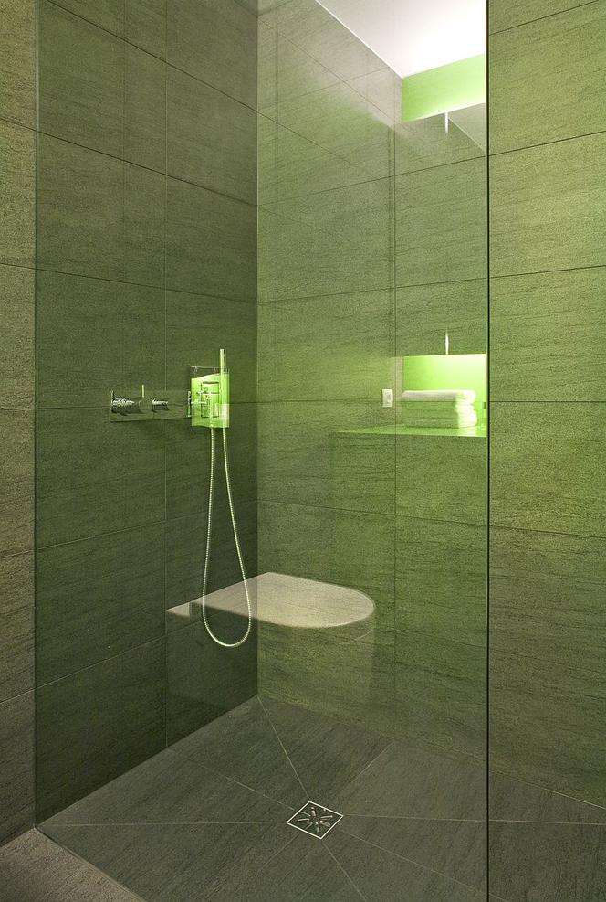 Zielone refleksy na kabinie prysznicowej