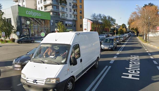 Zatłoczenie miasta, parkingi, ulice