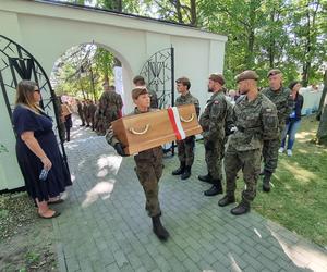 Pogrzeb szczątków ponad 700 ofiar niemieckich zbrodni. 188 trumien w kościele w Chojnicach