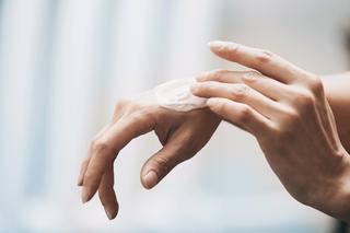 Sucha skóra dłoni - jak szybko nawilżyć ręce?