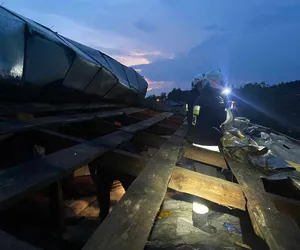Zerwane dachy i połamane drzewa w Łódzkiem