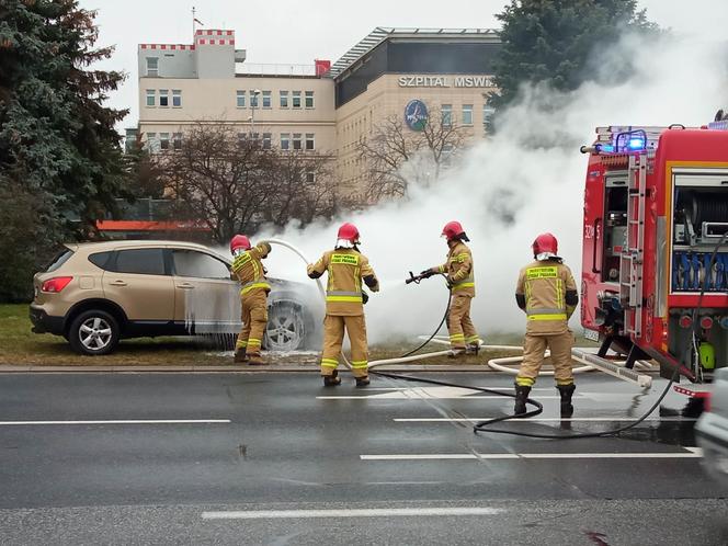 Pożar samochodu przy szpitalu MSWiA w Rzeszowie 