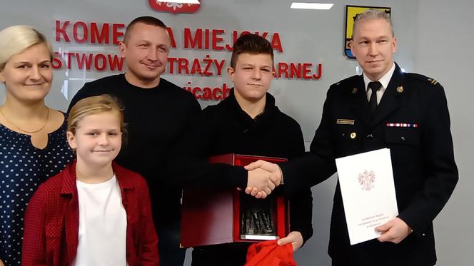 13-latek sam ugasił pożar i uratował swoją młodszą siostrę. Został nagrodzony