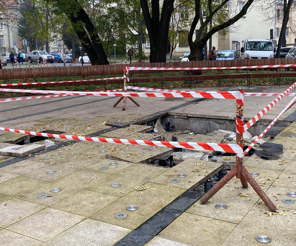 Uszkodzona fontanna na placu Axentowicza