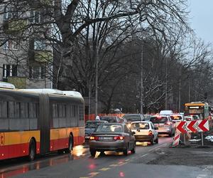 Paraliż na Mokotowie, zamknęli ważne skrzyżowanie. Kierowcy utknęli w korkach, autobusy na objazdach