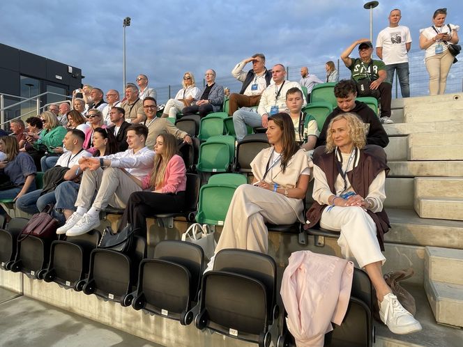 Kibice na otwarciu stadionu w Starachowicach