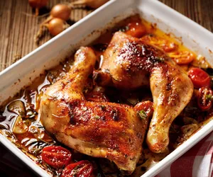 Kurczak pieczony z warzywami. Sekretem tego dania jest chrupiąca skórka