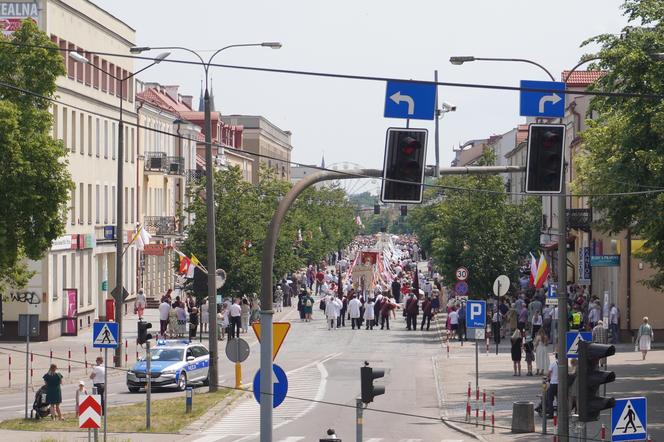 Boże Ciało 2024. Tłumy wiernych przeszły w procesji ulicami Białegostoku