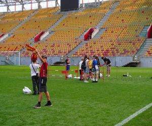 Pożegnianie Murawy na Chorten Arenie. Jagiellonia Białystok rozdaje boisko swoim kibicom
