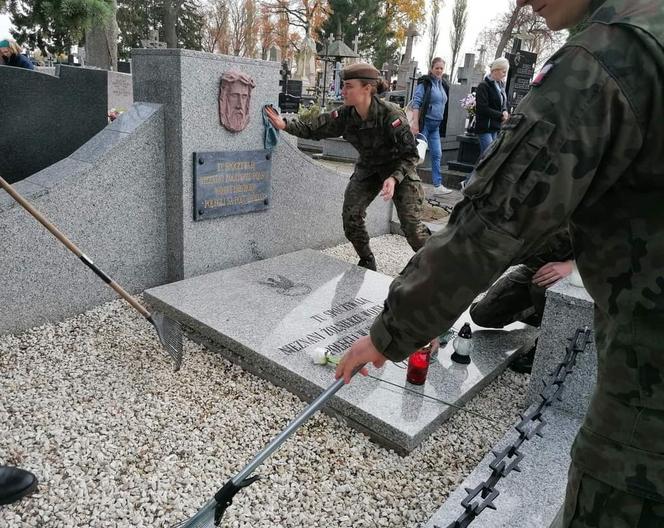 Żołnierze 53 blp z Siedlec sprzatają groby