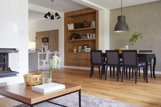Drewno w salonie: element budujący aranżację wnętrza
