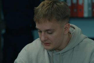 Barwy szczęścia, odcinek 3186: Młody Szymański zabił ojca, bo nie miał wyjścia. Zostanie ukarany za lata poniewierania przez potwora? – ZDJĘCIA 