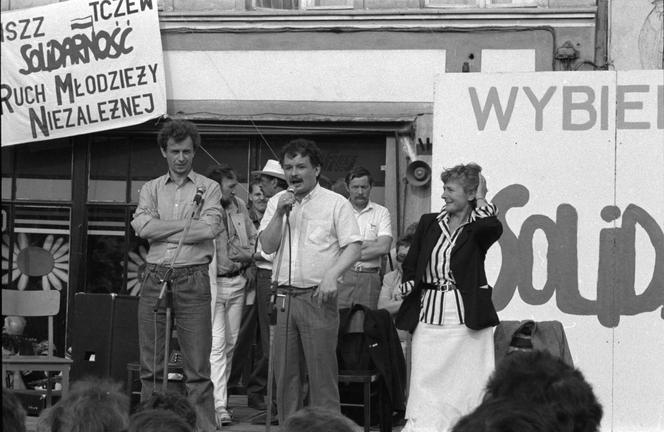 Spotkanie na rynku z kandydatami do parlamentu z listy Solidarności. Od lewej stoją: Bogdan Lis, Lech Kaczyński i Olga Krzyżanowska. Tczew, maj 1989. 