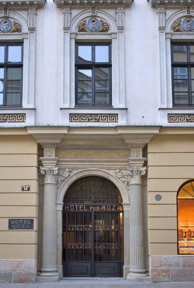 To jedna z najsłynniejszych kamienic w Krakowie. Znajduje się w niej hotel, w którym mieszkał car