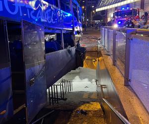 Autobus wjechał w przejście podziemne. Jedna osoba zginęła, trzy zostały ranne