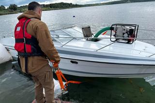  Tonęła łódka w Jeziorze Tarnobrzeskim. Strażacy musieli przerwać akcję [FOTO]