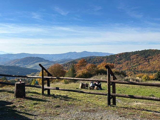 Małopolskie pasmo górskie zachwyca jesiennym pięknem. Ukryta perełka z widokiem na tatry 