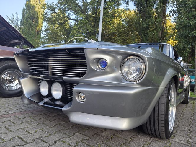 Motoryzacyjne legendy pod Torbydem. "Bydgoskie Klasyki Nocą" znów przyciągnęły tłumy