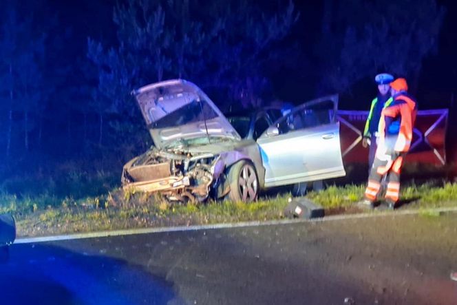 Tragiczny wypadek pod Ostrowią Mazowiecką. Audi huknęło w przepust, z auta wypadli dwaj mężczyźni