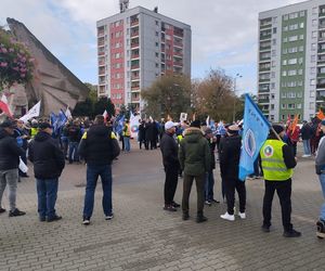 Hutnicy i koksownicy wyszli na ulice w Dąbrowie Górniczej. Apel do rządu o ratunek dla branży i tysięcy miejsc pracy