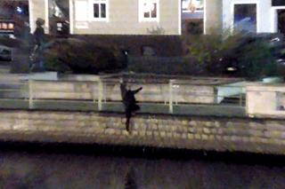 Hiszpan przeszedł przez barierkę i wpadł do Brdy [WIDEO]