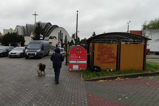 Zwłoki mężczyzny w śmietniku na terenie Torunia. Kontrowersyjny napis