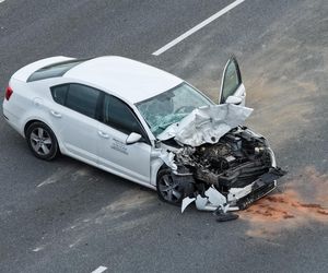 Potężna kraksa na S2. Ranne dwie osoby, w tym żołnierz