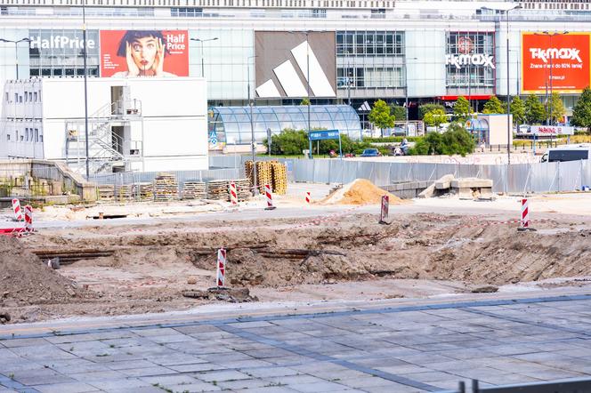 Przebudowa placu Defilad w Warszawie – widok w stronę wejścia do metra