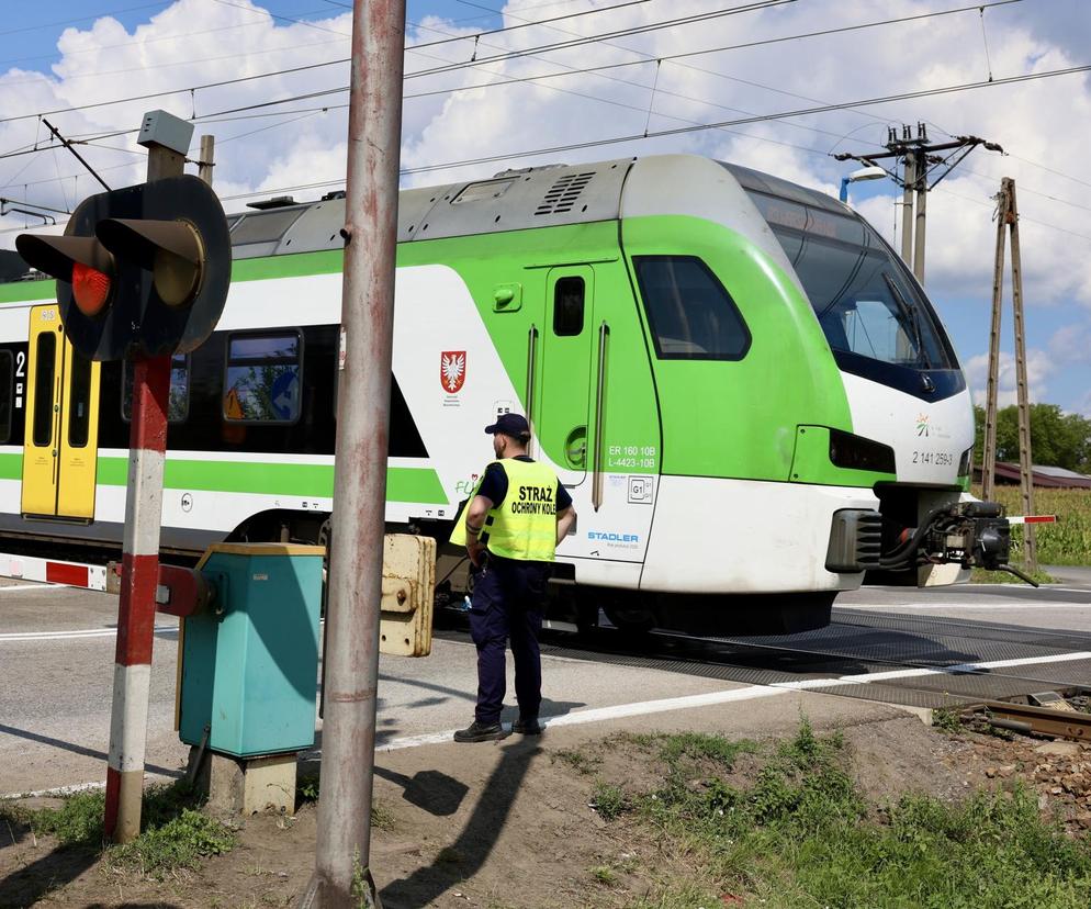 Kierowcy łamią przepisy, więc PKP chciało zamknąć rogatki w Ołtarzewie. Nie wyszło! 