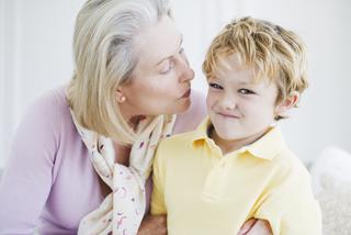 Czy należy zmuszać dzieci do całowania cioci lub dziadków?
